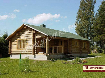 Одноэтажный брусовой дом под двускатной крыше